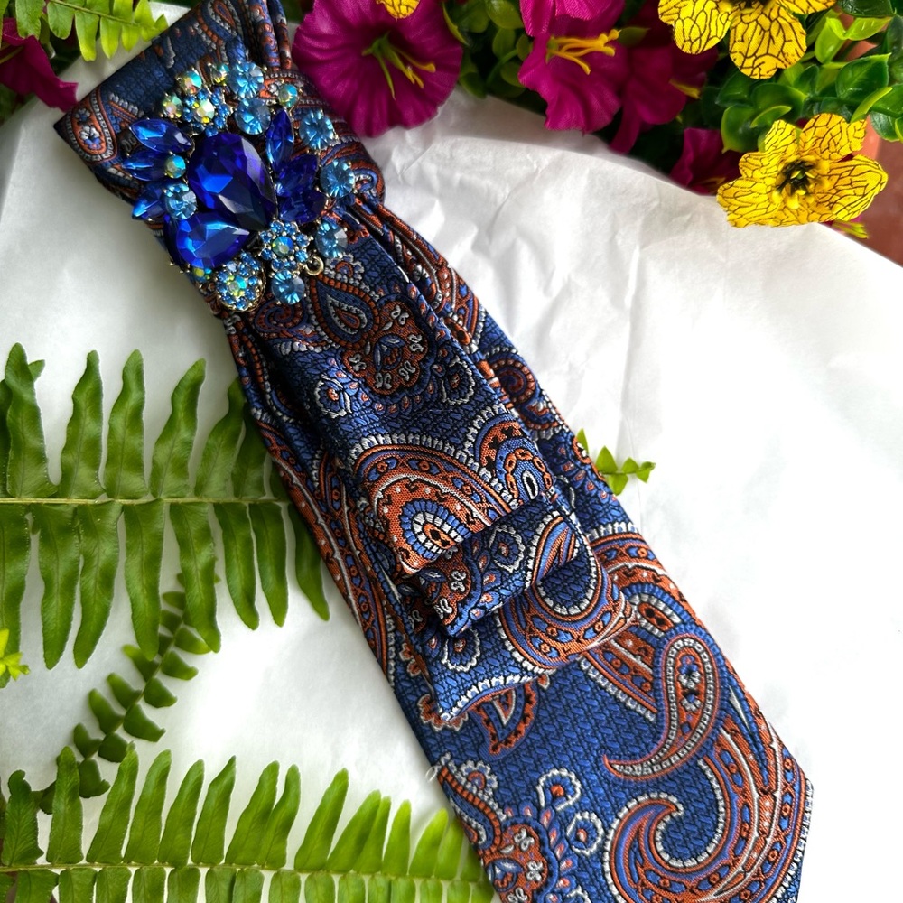 FLORIDA GATOR Neck Tie Necklace Paisley Print Blue/Orange Sapphire Brooch